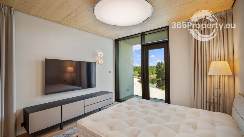 Luxusný apartmán pri jazere s privátnou plážou.