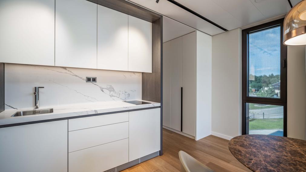 Luxusný apartmán pri jazere s privátnou plážou.