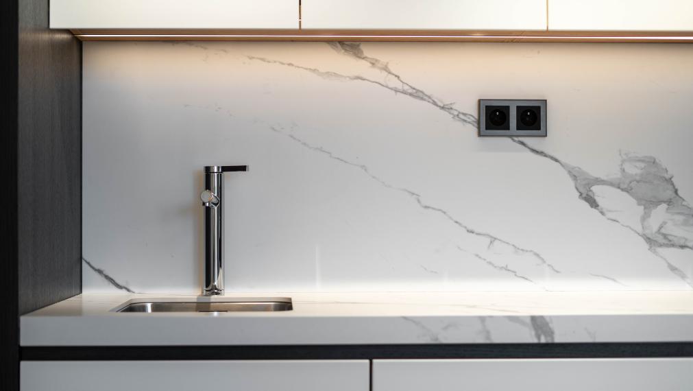 Luxusný apartmán pri jazere s privátnou plážou.