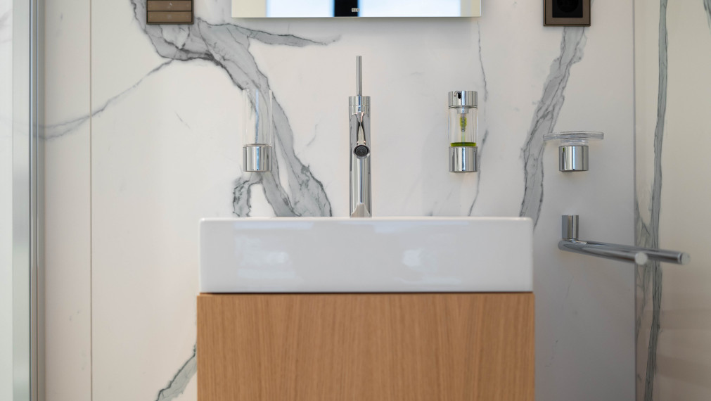 Luxusný apartmán pri jazere s privátnou plážou.