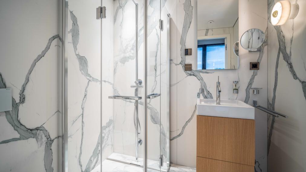 Luxusný apartmán pri jazere s privátnou plážou.