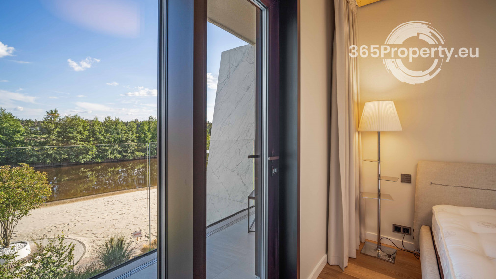 Luxusný apartmán pri jazere s privátnou plážou.