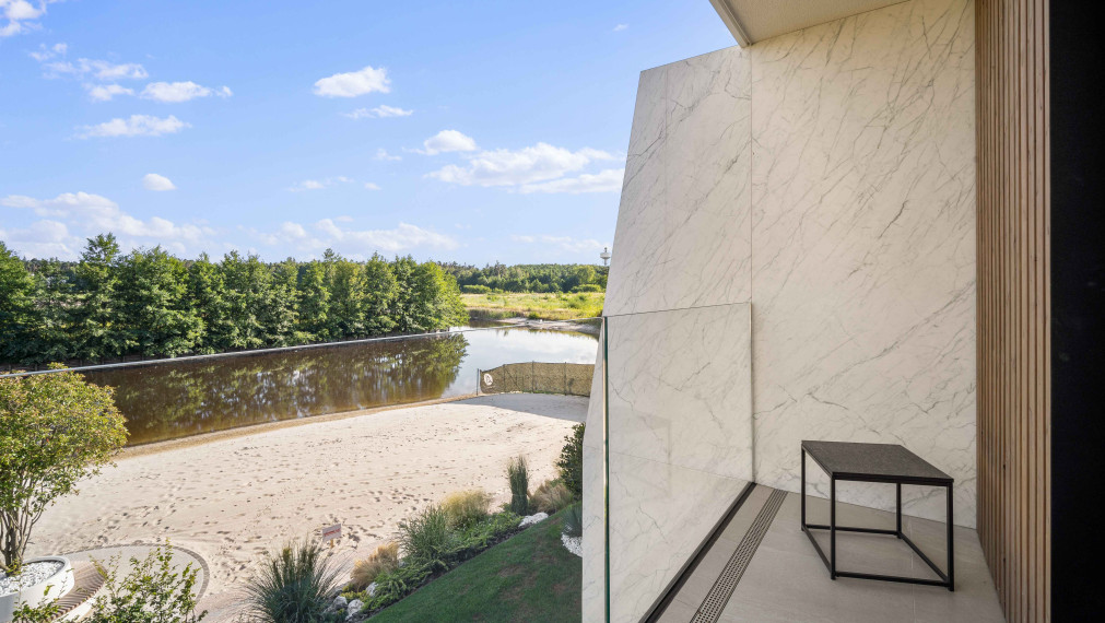 Luxusný apartmán pri jazere s privátnou plážou.