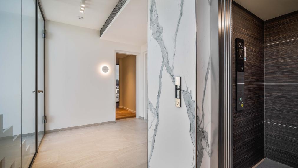 Luxusný apartmán pri jazere s privátnou plážou.