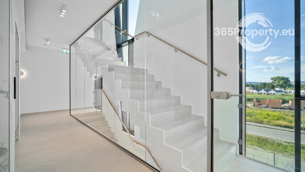 Luxusný apartmán pri jazere s privátnou plážou.