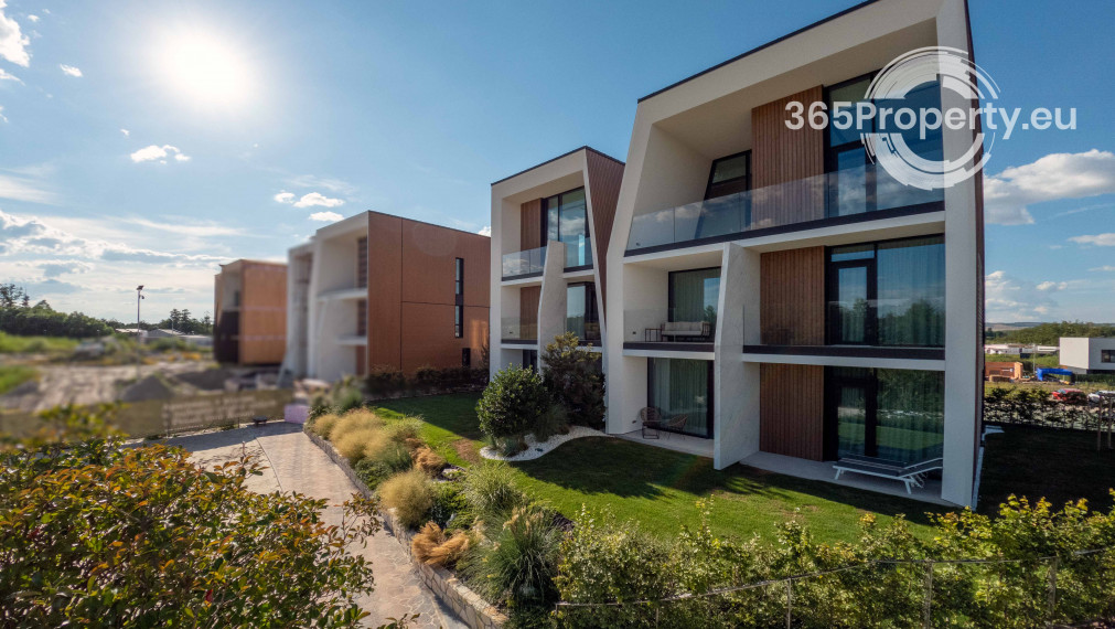 Luxusný apartmán pri jazere s privátnou plážou.