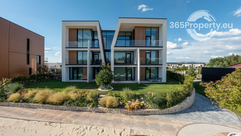 Luxusný apartmán pri jazere s privátnou plážou.