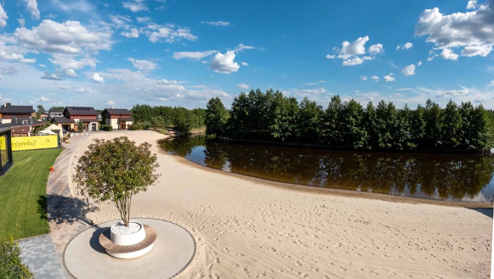 Luxusný apartmán pri jazere s privátnou plážou.