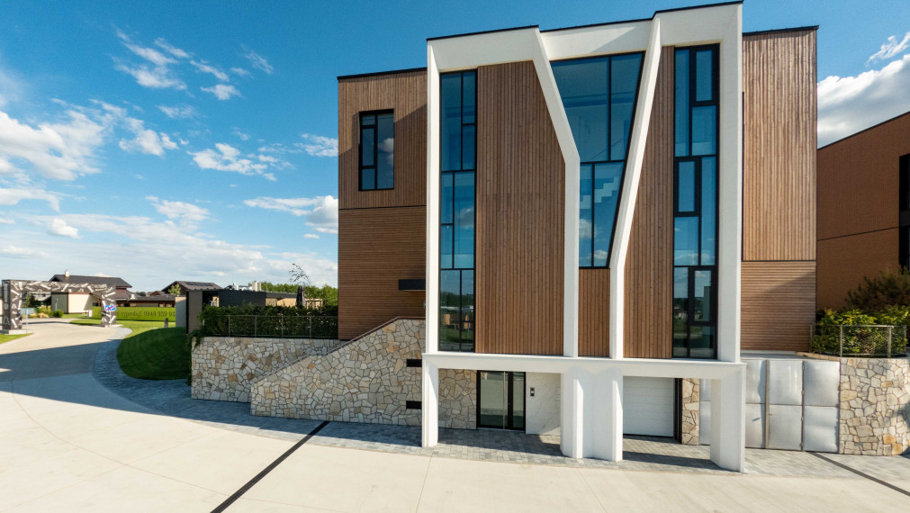 Luxusný apartmán pri jazere s privátnou plážou.