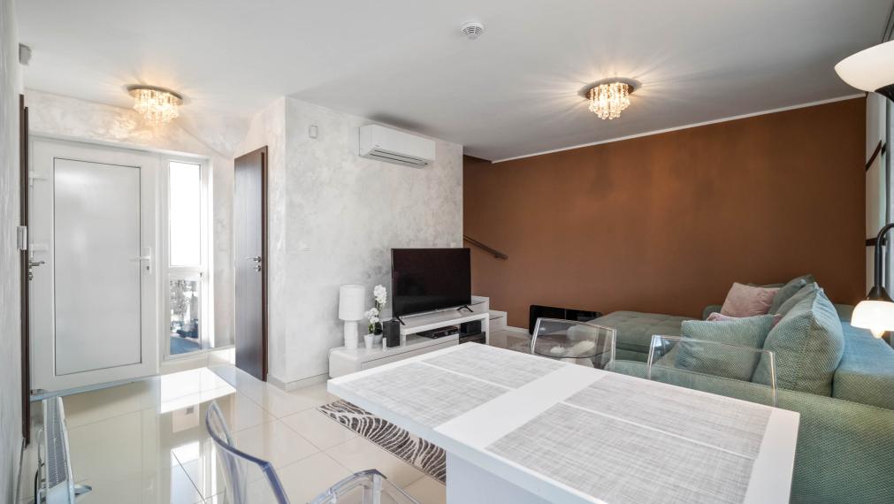 Zrekonštruovaná vilka pri jazere s dokonalým výhľadom a vlastným mólom