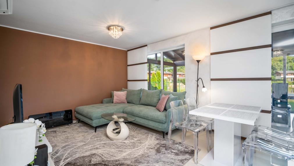 Zrekonštruovaná vilka pri jazere s dokonalým výhľadom a vlastným mólom