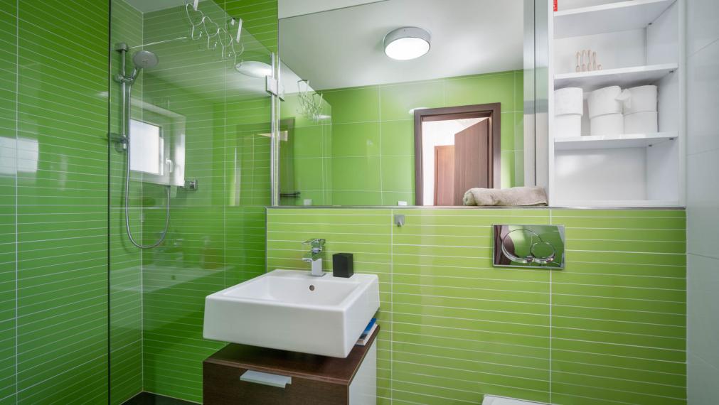 Zrekonštruovaná vilka pri jazere s dokonalým výhľadom a vlastným mólom