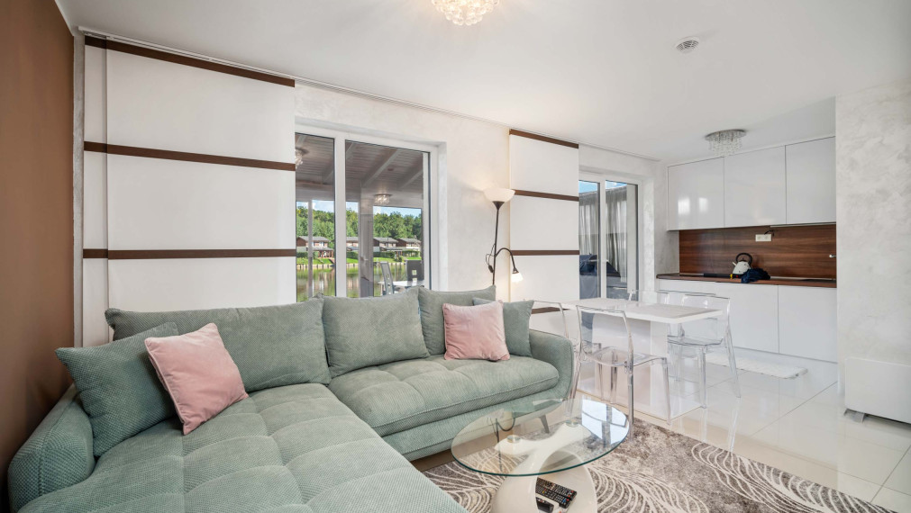 Zrekonštruovaná vilka pri jazere s dokonalým výhľadom a vlastným mólom