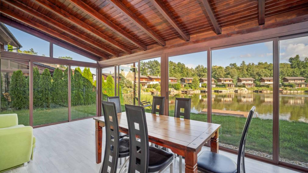 Zrekonštruovaná vilka pri jazere s dokonalým výhľadom a vlastným mólom