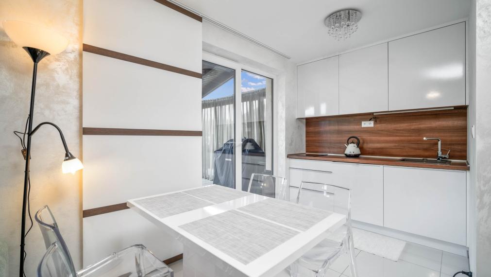 Zrekonštruovaná vilka pri jazere s dokonalým výhľadom a vlastným mólom