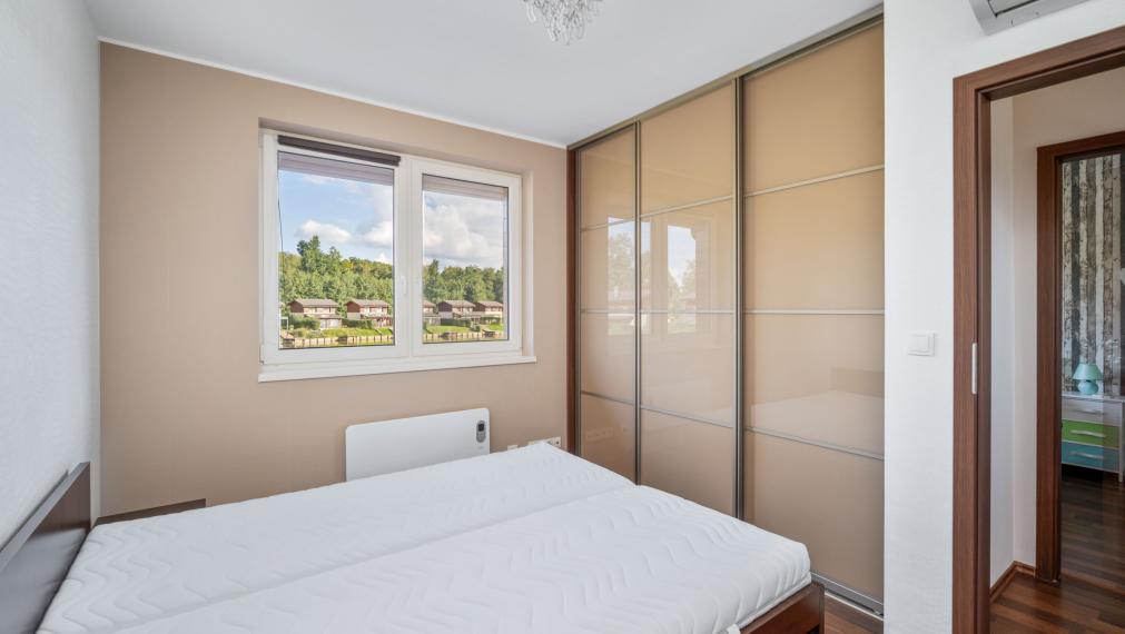 Zrekonštruovaná vilka pri jazere s dokonalým výhľadom a vlastným mólom