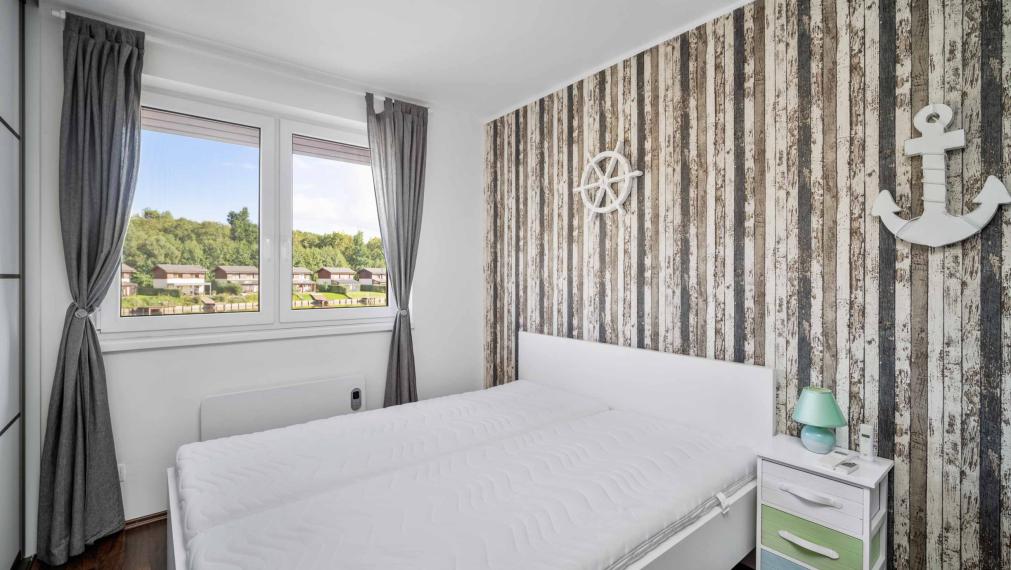 Zrekonštruovaná vilka pri jazere s dokonalým výhľadom a vlastným mólom