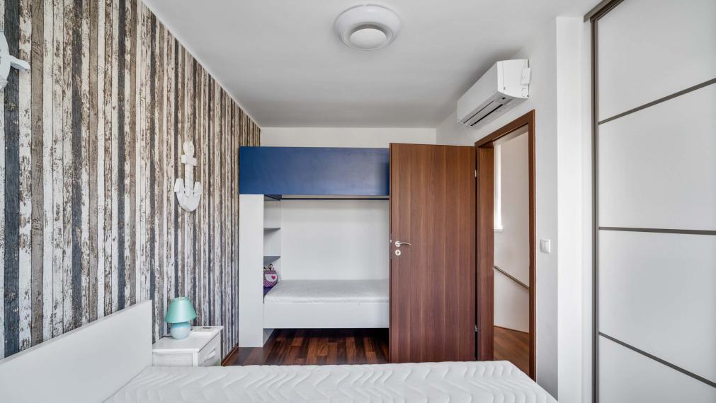 Zrekonštruovaná vilka pri jazere s dokonalým výhľadom a vlastným mólom