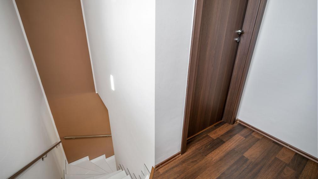 Zrekonštruovaná vilka pri jazere s dokonalým výhľadom a vlastným mólom