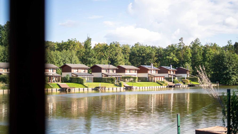 Zrekonštruovaná vilka pri jazere s dokonalým výhľadom a vlastným mólom