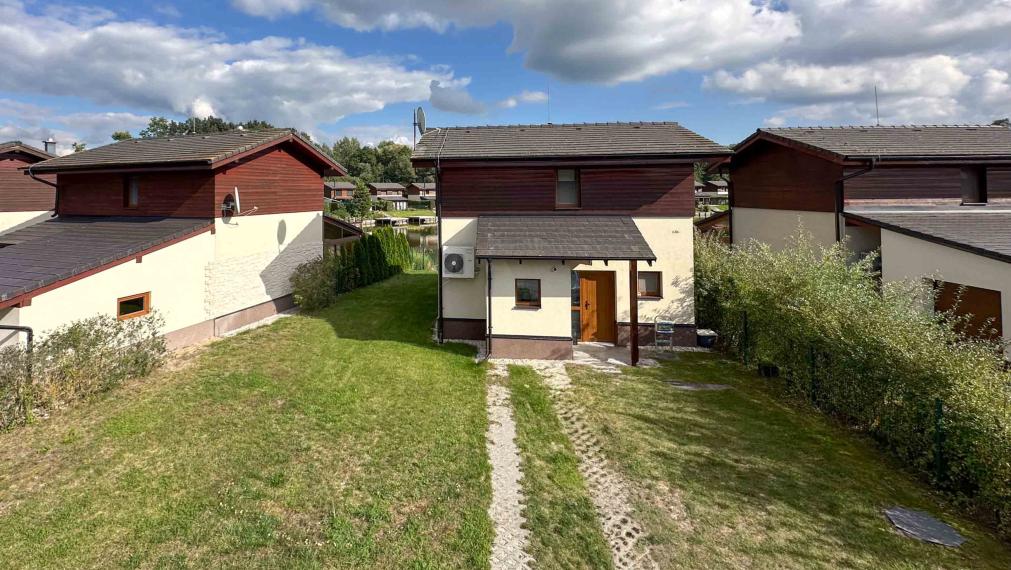 Zrekonštruovaná vilka pri jazere s dokonalým výhľadom a vlastným mólom