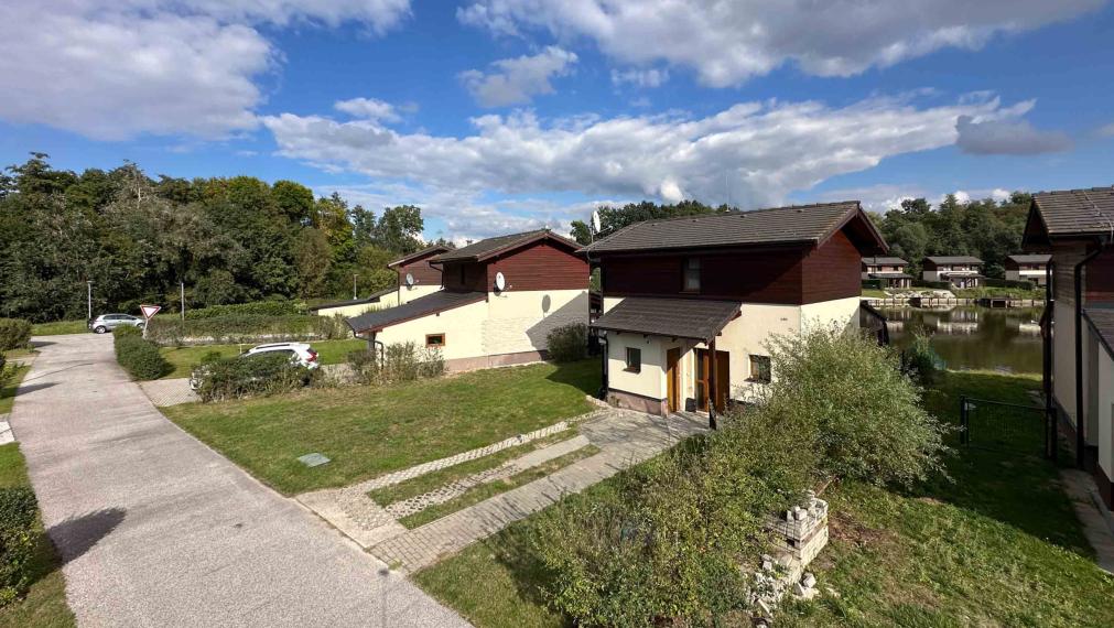 Zrekonštruovaná vilka pri jazere s dokonalým výhľadom a vlastným mólom