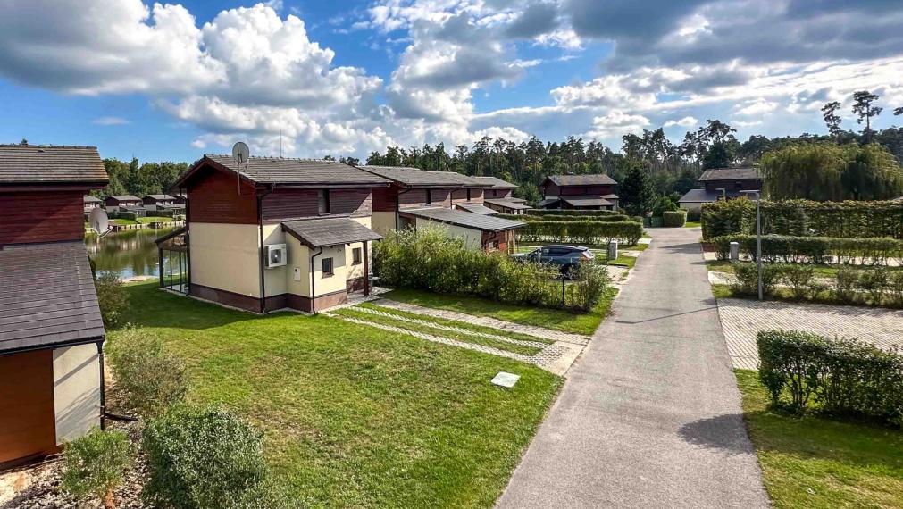 Zrekonštruovaná vilka pri jazere s dokonalým výhľadom a vlastným mólom