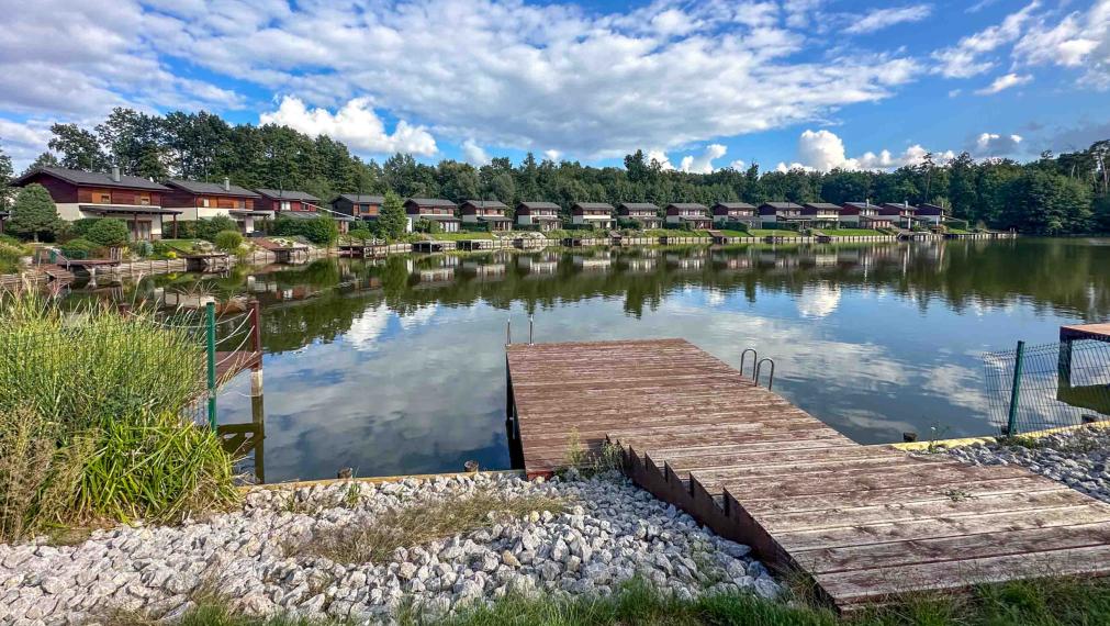 Zrekonštruovaná vilka pri jazere s dokonalým výhľadom a vlastným mólom