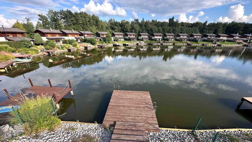 Zrekonštruovaná vilka pri jazere s dokonalým výhľadom a vlastným mólom