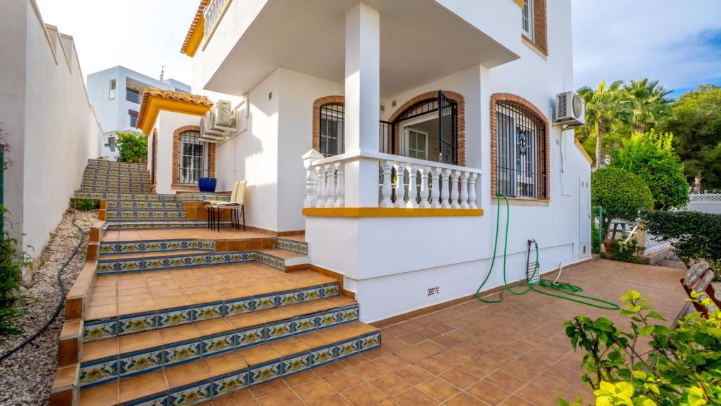 Okouzlující vila se 3 ložnicemi a bazénem ve Villamartinu