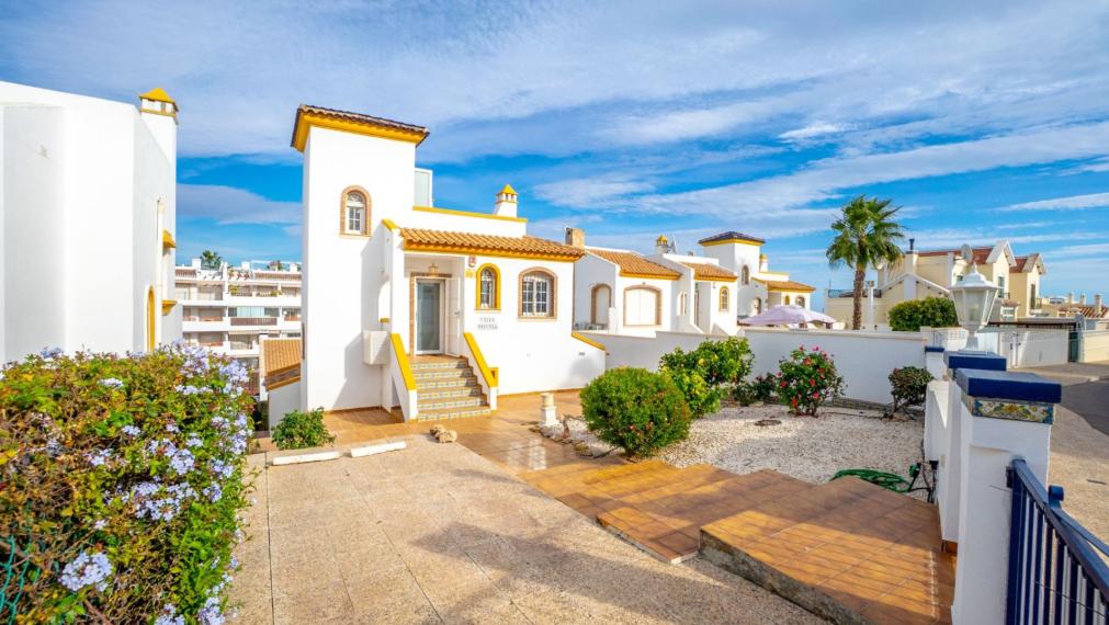 Okouzlující vila se 3 ložnicemi a bazénem ve Villamartinu