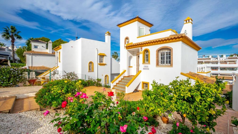 Okouzlující vila se 3 ložnicemi a bazénem ve Villamartinu