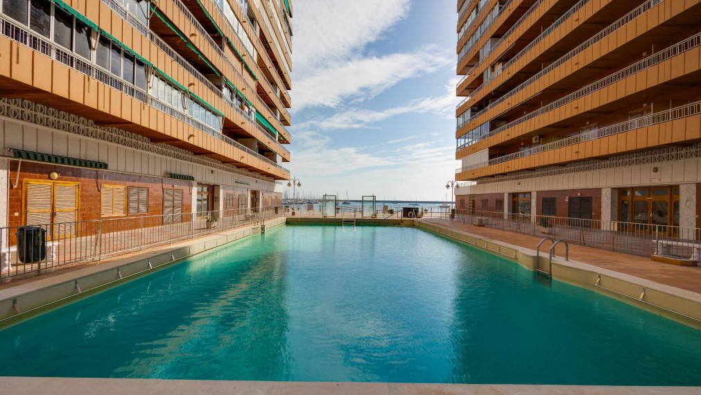 Prodej luxusního apartmánu 3+1 v první linii u moře – Torrevieja, Španělsko