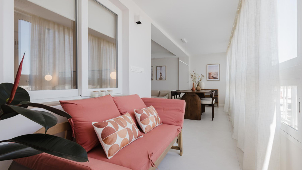 Prodej luxusního apartmánu 3+1 v první linii u moře – Torrevieja, Španělsko