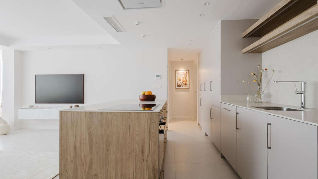 Prodej luxusního apartmánu 3+1 v první linii u moře – Torrevieja, Španělsko