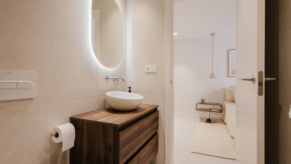 Prodej luxusního apartmánu 3+1 v první linii u moře – Torrevieja, Španělsko