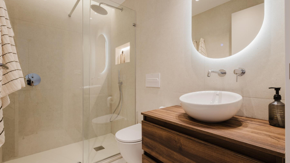 Prodej luxusního apartmánu 3+1 v první linii u moře – Torrevieja, Španělsko