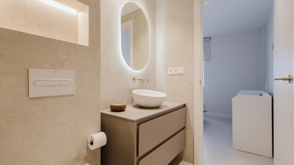 Prodej luxusního apartmánu 3+1 v první linii u moře – Torrevieja, Španělsko