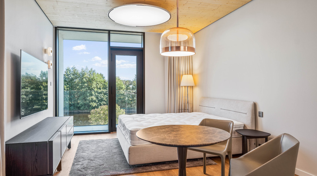 Luxusný apartmán pri jazere s privátnou plážou.