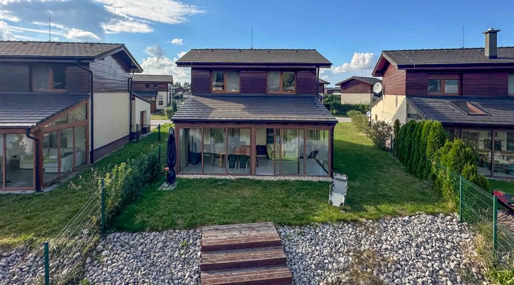 Zrekonštruovaná vilka pri jazere s dokonalým výhľadom a vlastným mólom