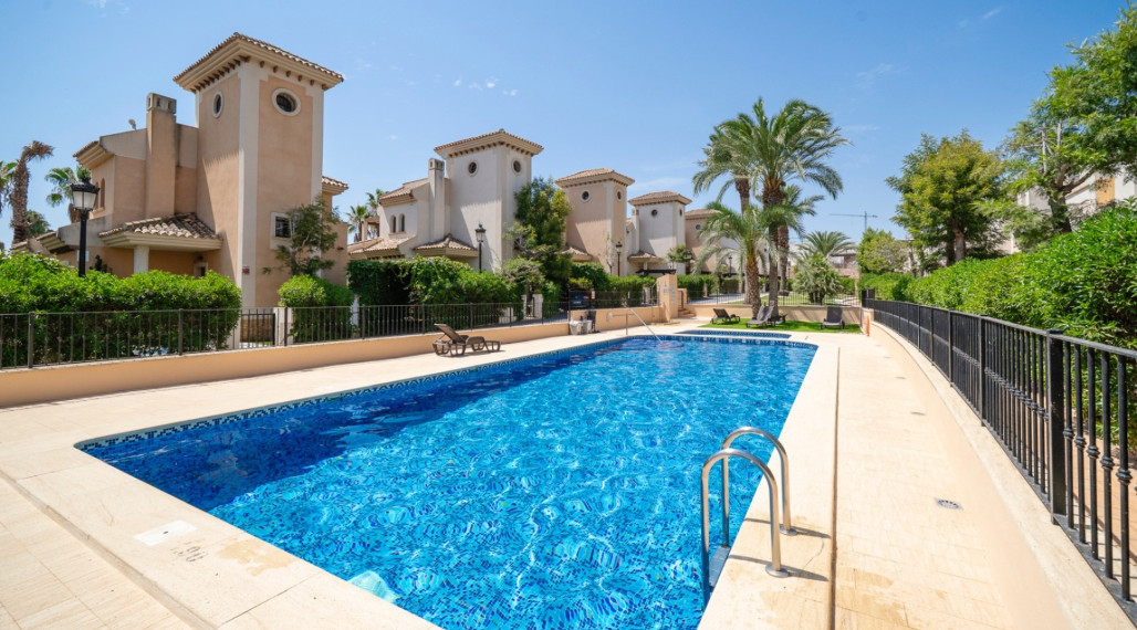 Polodvojdomek 3+kk s bazénem u golfu – Algorfa, Alicante