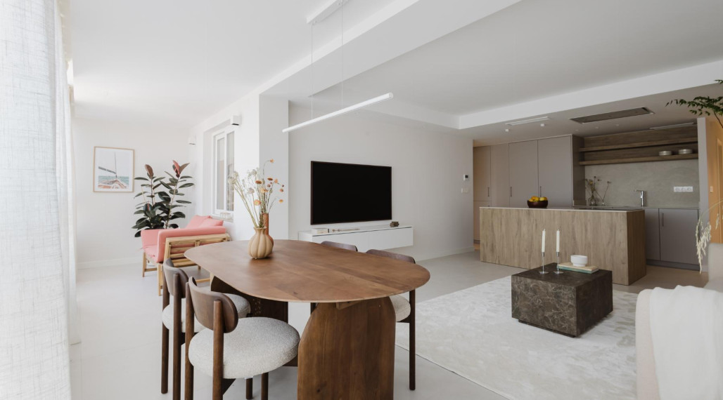 Prodej luxusního apartmánu 3+1 v první linii u moře – Torrevieja, Španělsko