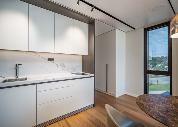 Luxusný apartmán pri jazere s privátnou plážou.