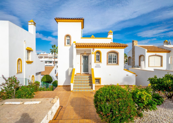 Okouzlující vila se 3 ložnicemi a bazénem ve Villamartinu