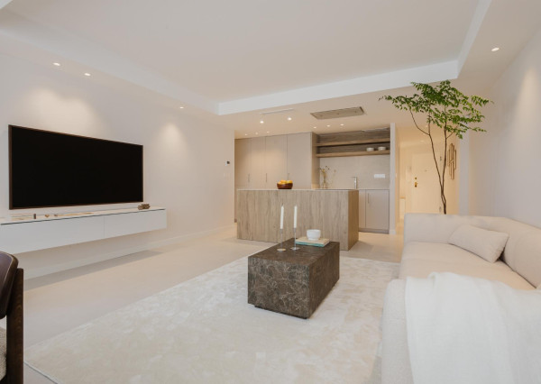 Prodej luxusního apartmánu 3+1 v první linii u moře – Torrevieja, Španělsko