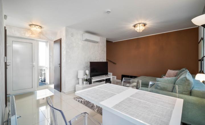 Lakefront Villa for Sale with Stunning Views - fotografia 1