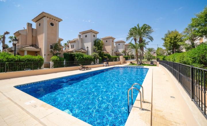 Polodvojdomek 3+kk s bazénem u golfu – Algorfa, Alicante