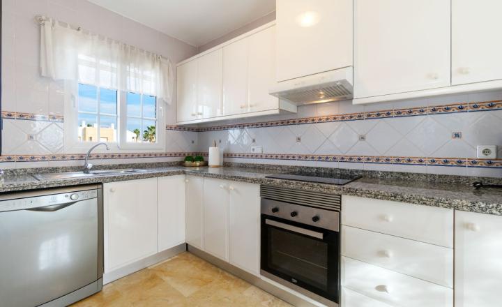 Okouzlující vila se 3 ložnicemi a bazénem ve Villamartinu - fotografia 8