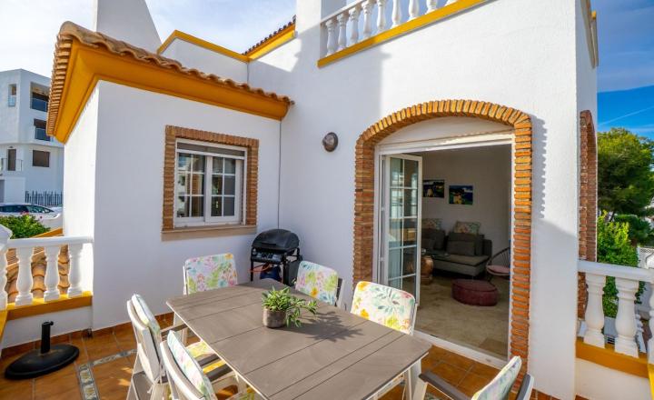 Okouzlující vila se 3 ložnicemi a bazénem ve Villamartinu - fotografia 18
