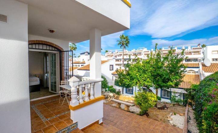 Okouzlující vila se 3 ložnicemi a bazénem ve Villamartinu - fotografia 23